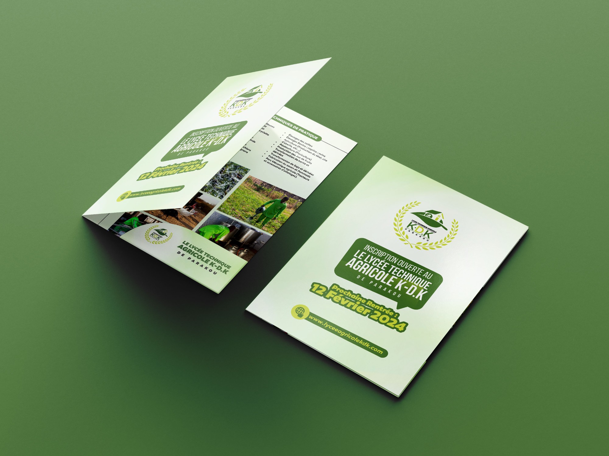 Mockup de brochure pliée pour l'Université Agricole K-D.K
